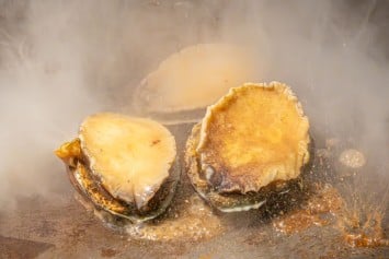 【2月16日より】ランチビュッフェにアワビのソテーが登場