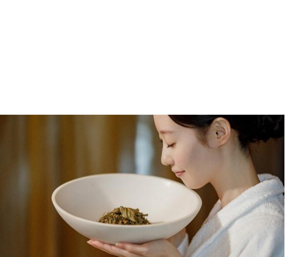 CHURASPA inspired by SMART AYURVEDA Spaとはストレスを解き放ち、ボディ（身体）、マインド（心）、スピリット（氣）のバランスを取り戻す場所です。めまぐるしいスピードで過ぎる日常、情報の多さの疲れにより、バランスが失われたあなたの身体・心・氣にあたたかいセラピストの手が触れていきます。セラピストが奏でるゆっくりとしたディープストロークは、筋肉をほぐし、“氣”の流れるエナジーラインを刺激することにより、気力を高め、身体と心を解放します。